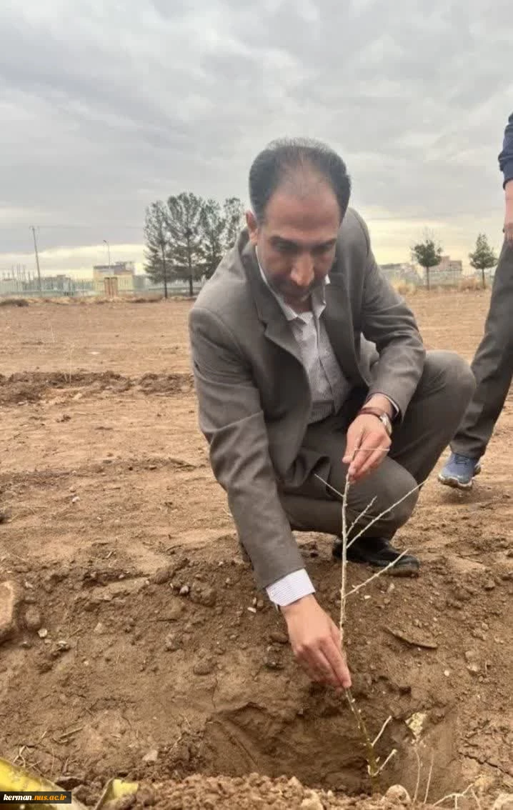 با حضور امام جمعه و نماینده ولی فقیه در استان کرمان، استاندار کرمان و سرپرست معاونت فرهنگی و دانشجویی   دانشگاه ملی مهارت:
غرس نهال به مناسبت هفته منابع طبیعی و روز درختکاری؛
در دانشگاه ملی مهارت واحد استان کرمان 2