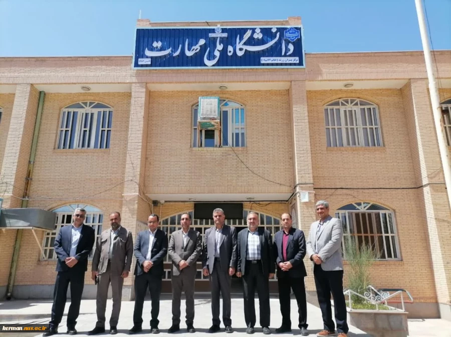 بازدید ریاست دانشگاه ملی مهارت واحد استان کرمان و هیأت همراه از پروژه‌ عمرانی آموزشکده ملی مهارت پسران زرند 
 2