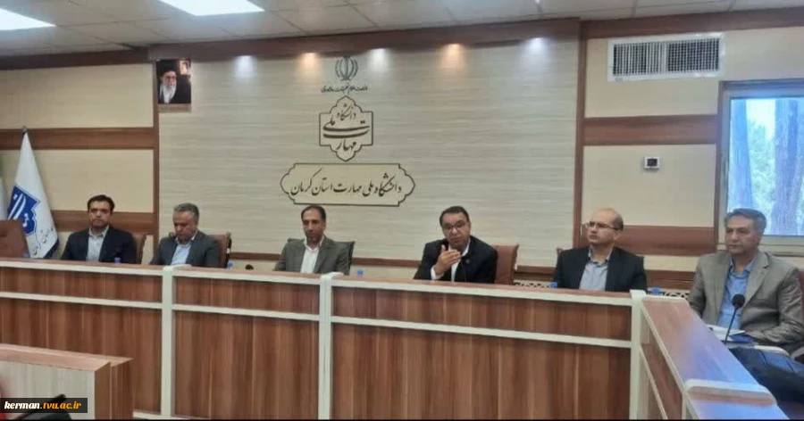 رئیس دانشگاه ملی مهارت واحد استانی کرمان مدیریت فضای روانی جامعه، محیط خانه و محل کار را از الزامات عبور موفق از مرحله بحران دانست. 2