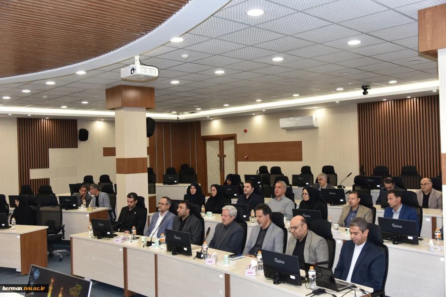 با حضور اعضای هیئت رئیسه دانشگاه و مدیران کل ستادی:
ارائه گزارش سفر ریاست دانشگاه ملی مهارت به چین 2