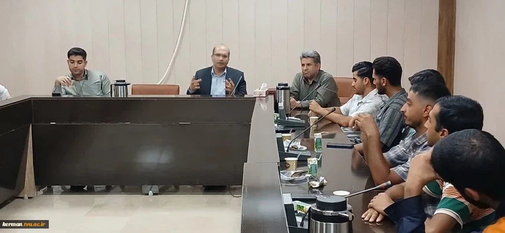 تقدیر از دانشجویان عضو تیم اجرایی رویداد دانش مهارت و فناوری در مرکز رشد دانشگاه ملی مهارت.