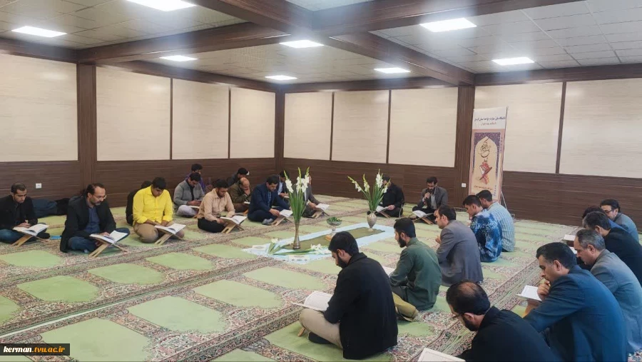 همزمان با هفته قرآن و عترت دانشگاه‌ها و به همت حوزه معاونت فرهنگی و دانشجویی:
محفل نورانی انس با قرآن کریم در دانشکده شهید چمران کرمان، برگزار شد 2