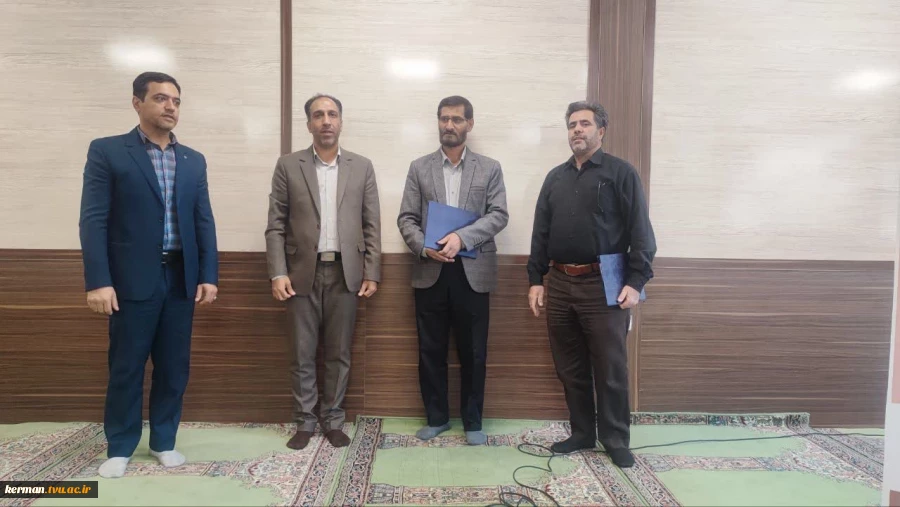 همزمان با هفته قرآن و عترت دانشگاه‌ها و به همت حوزه معاونت فرهنگی و دانشجویی:
محفل نورانی انس با قرآن کریم در دانشکده شهید چمران کرمان، برگزار شد 2