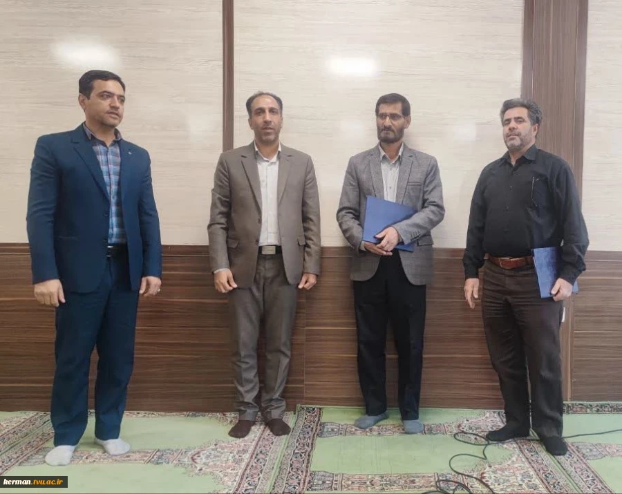 همزمان با هفته قرآن و عترت دانشگاه‌ها و به همت حوزه معاونت فرهنگی و دانشجویی:
محفل نورانی انس با قرآن کریم در دانشکده شهید چمران کرمان، برگزار شد 2