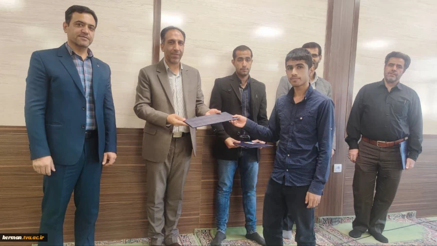 همزمان با هفته قرآن و عترت دانشگاه‌ها و به همت حوزه معاونت فرهنگی و دانشجویی:
محفل نورانی انس با قرآن کریم در دانشکده شهید چمران کرمان، برگزار شد 3