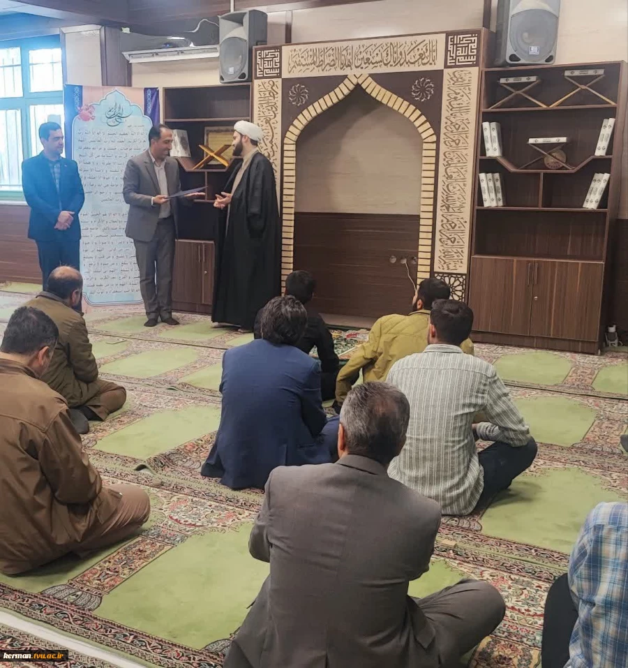 همزمان با هفته قرآن و عترت دانشگاه‌ها و به همت حوزه معاونت فرهنگی و دانشجویی:
محفل نورانی انس با قرآن کریم در دانشکده شهید چمران کرمان، برگزار شد 3