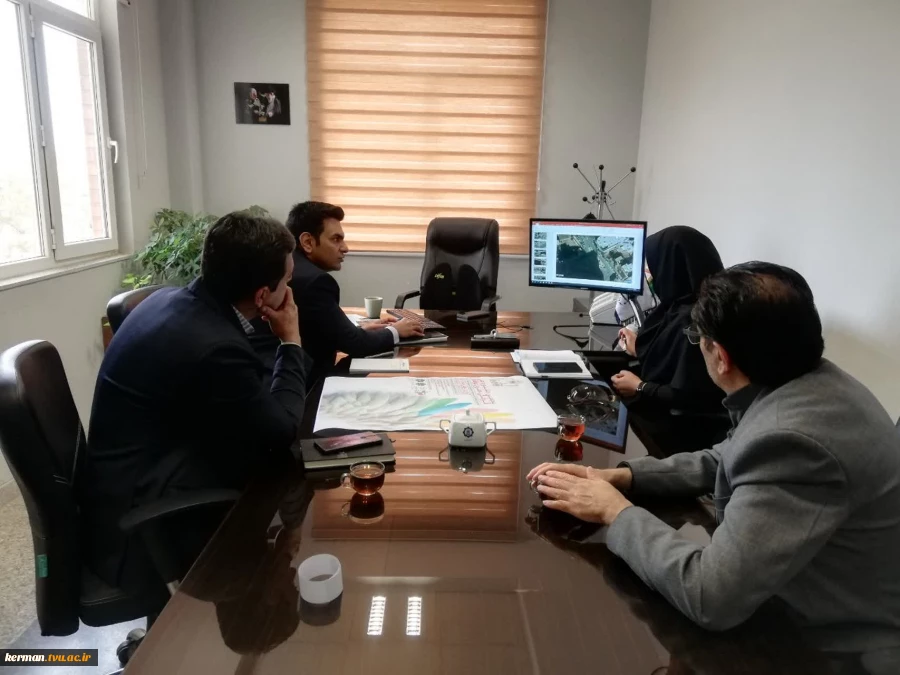 درنشست معاونت فرهنگی و دانشجویی و اعضای دبیرخانه پنجمین جشنواره ملی فرهنگی هنری ذوالفقار با مسئول دفتر طراحی شهرداری مرکزی کرمان: 
محورهای جشنواره فرهنگی هنری ذوالفقار در بخش معماری، بررسی شد. 2