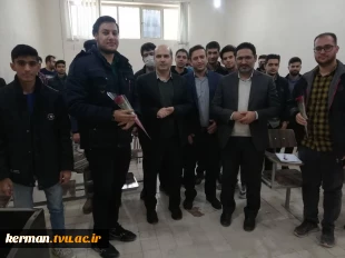 حضور گرم و صمیمانه معاونت فرهنگی و دانشجویی در واحد استانی کرمان؛ تقدیم گل و تبریک فرارسیدن ۱۶ آذر به دانشجویان 2
