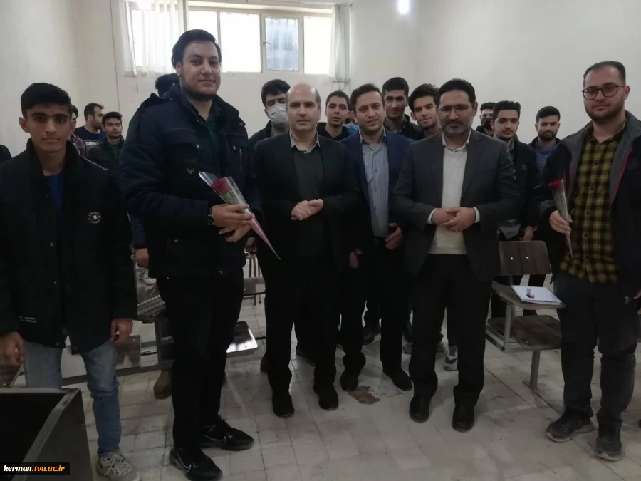 حضور گرم و صمیمانه معاونت فرهنگی و دانشجویی در واحد استانی کرمان؛ تقدیم گل و تبریک فرارسیدن ۱۶ آذر به دانشجویان 2