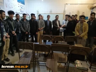 حضور گرم و صمیمانه معاونت فرهنگی و دانشجویی در واحد استانی کرمان؛ تقدیم گل و تبریک فرارسیدن ۱۶ آذر به دانشجویان 3