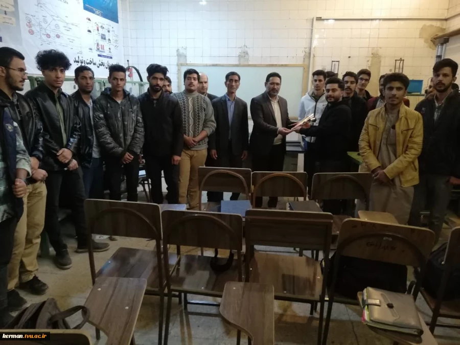 حضور گرم و صمیمانه معاونت فرهنگی و دانشجویی در واحد استانی کرمان؛ تقدیم گل و تبریک فرارسیدن ۱۶ آذر به دانشجویان 3
