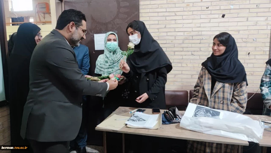 حضور گرم و صمیمانه معاونت فرهنگی و دانشجویی در واحد استانی کرمان؛ تقدیم گل و تبریک فرارسیدن ۱۶ آذر به دانشجویان 4