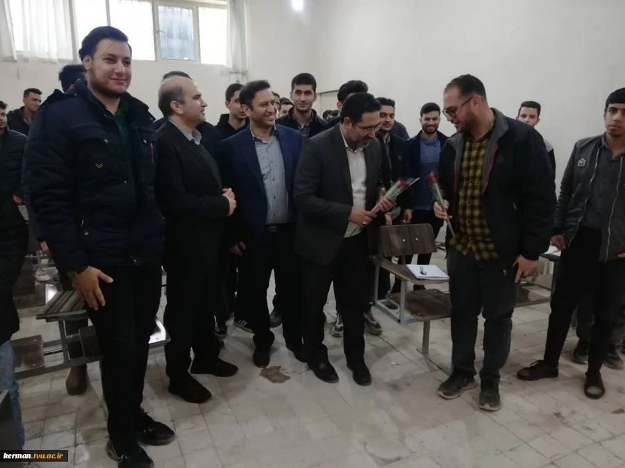 حضور گرم و صمیمانه معاونت فرهنگی و دانشجویی در واحد استانی کرمان؛ تقدیم گل و تبریک فرارسیدن ۱۶ آذر به دانشجویان 5