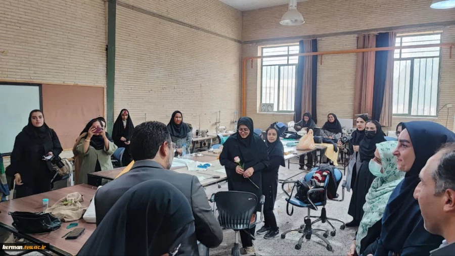 حضور گرم و صمیمانه معاونت فرهنگی و دانشجویی در واحد استانی کرمان؛ تقدیم گل و تبریک فرارسیدن ۱۶ آذر به دانشجویان 6