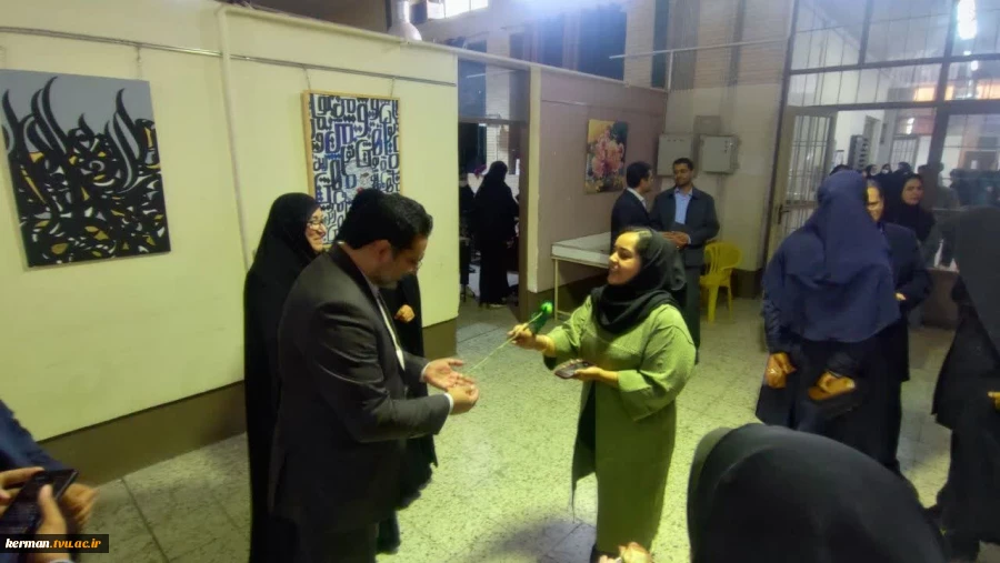 حضور گرم و صمیمانه معاونت فرهنگی و دانشجویی در واحد استانی کرمان؛ تقدیم گل و تبریک فرارسیدن ۱۶ آذر به دانشجویان 8