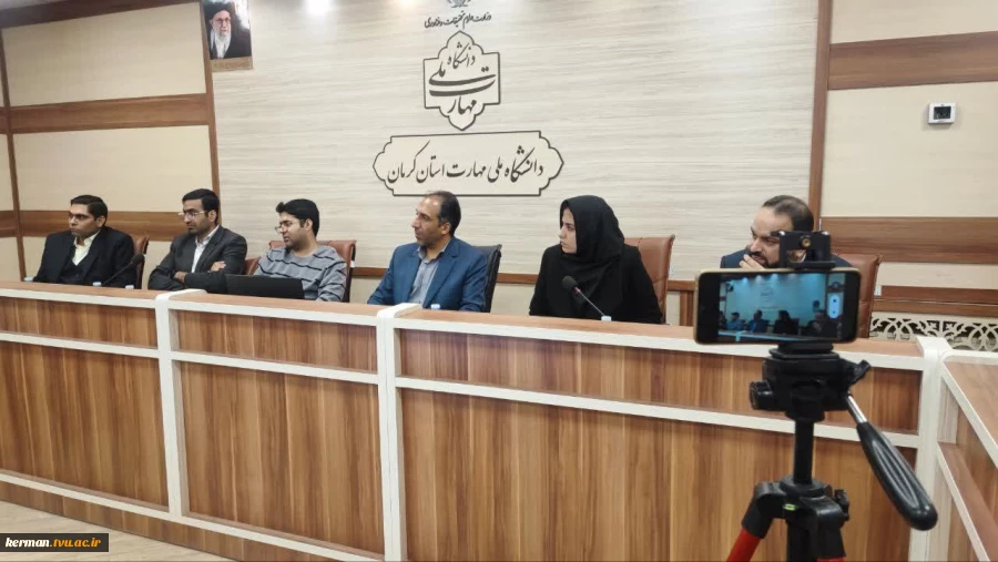 مدیر کل اداره ارتباطات و فناوری اطلاعات استان کرمان در جمع دانشجویان واحد استانی کرمان مطرح نمود:
 دانشجویان دانشگاه ملی مهارت، معماران فردای دیجیتال هستند و آینده در دستان شماست 2