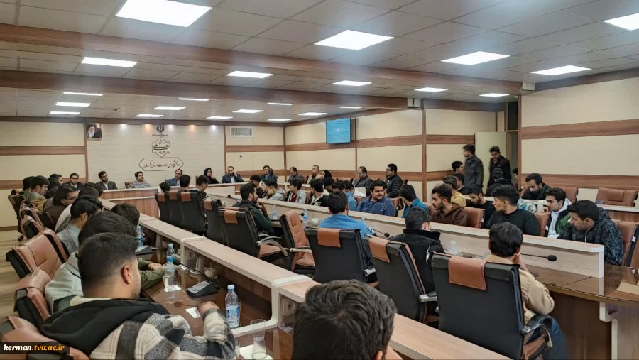 مدیر کل اداره ارتباطات و فناوری اطلاعات استان کرمان در جمع دانشجویان واحد استانی کرمان مطرح نمود:
 دانشجویان دانشگاه ملی مهارت، معماران فردای دیجیتال هستند و آینده در دستان شماست 2