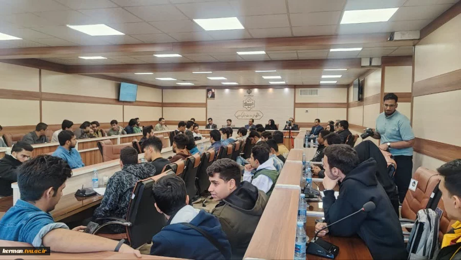 مدیر کل اداره ارتباطات و فناوری اطلاعات استان کرمان در جمع دانشجویان واحد استانی کرمان مطرح نمود:
 دانشجویان دانشگاه ملی مهارت، معماران فردای دیجیتال هستند و آینده در دستان شماست 2