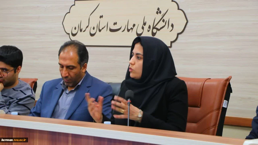 مدیر کل اداره ارتباطات و فناوری اطلاعات استان کرمان در جمع دانشجویان واحد استانی کرمان مطرح نمود:
 دانشجویان دانشگاه ملی مهارت، معماران فردای دیجیتال هستند و آینده در دستان شماست 3