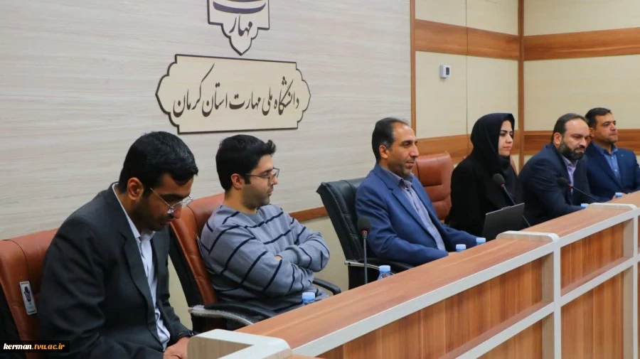 مدیر کل اداره ارتباطات و فناوری اطلاعات استان کرمان در جمع دانشجویان واحد استانی کرمان مطرح نمود:
 دانشجویان دانشگاه ملی مهارت، معماران فردای دیجیتال هستند و آینده در دستان شماست 3