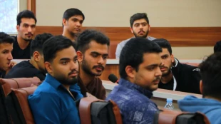 مدیر کل اداره ارتباطات و فناوری اطلاعات استان کرمان در جمع دانشجویان واحد استانی کرمان مطرح نمود:
 دانشجویان دانشگاه ملی مهارت، معماران فردای دیجیتال هستند و آینده در دستان شماست 3