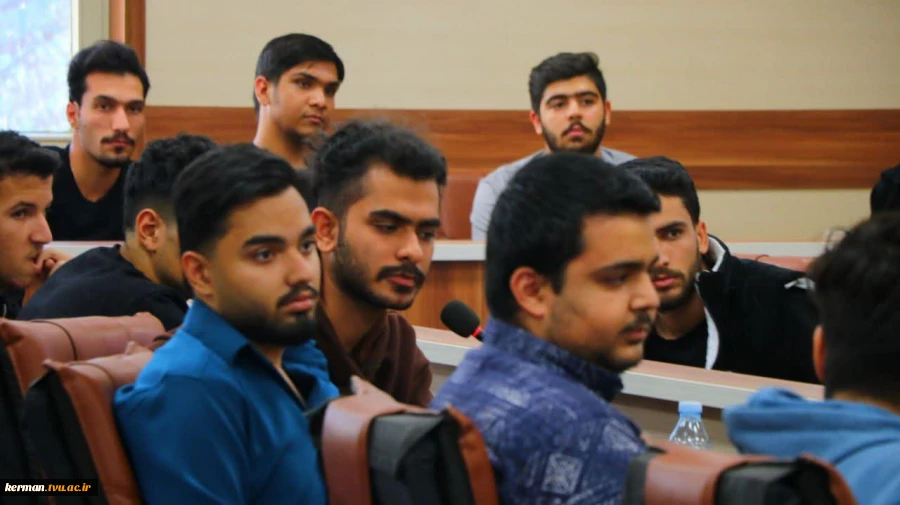 مدیر کل اداره ارتباطات و فناوری اطلاعات استان کرمان در جمع دانشجویان واحد استانی کرمان مطرح نمود:
 دانشجویان دانشگاه ملی مهارت، معماران فردای دیجیتال هستند و آینده در دستان شماست 3
