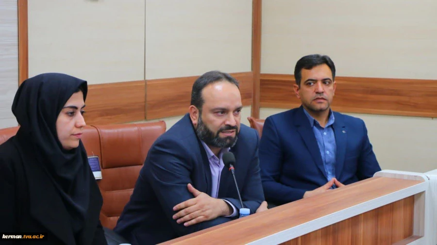 مدیر کل اداره ارتباطات و فناوری اطلاعات استان کرمان در جمع دانشجویان واحد استانی کرمان مطرح نمود:
 دانشجویان دانشگاه ملی مهارت، معماران فردای دیجیتال هستند و آینده در دستان شماست 3