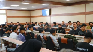 مدیر کل اداره ارتباطات و فناوری اطلاعات استان کرمان در جمع دانشجویان واحد استانی کرمان مطرح نمود:
 دانشجویان دانشگاه ملی مهارت، معماران فردای دیجیتال هستند و آینده در دستان شماست 3