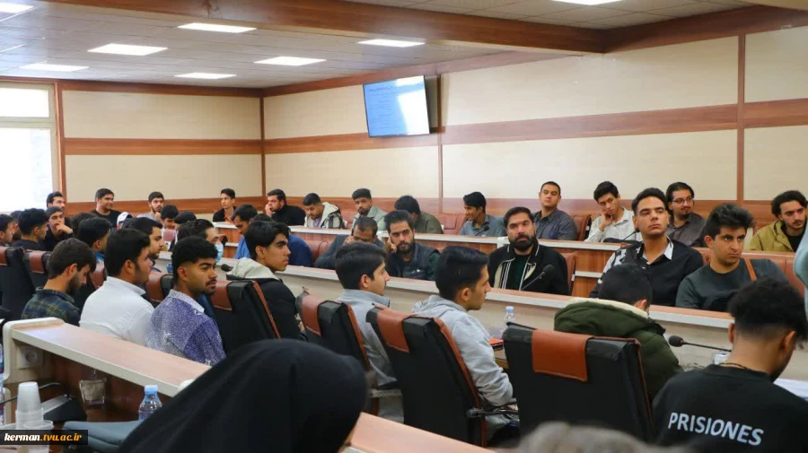 مدیر کل اداره ارتباطات و فناوری اطلاعات استان کرمان در جمع دانشجویان واحد استانی کرمان مطرح نمود:
 دانشجویان دانشگاه ملی مهارت، معماران فردای دیجیتال هستند و آینده در دستان شماست 3