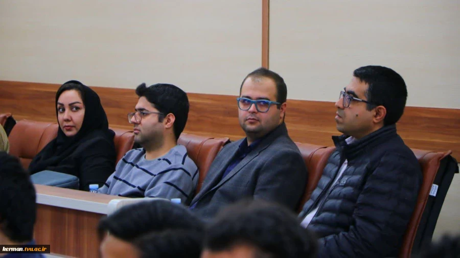 مدیر کل اداره ارتباطات و فناوری اطلاعات استان کرمان در جمع دانشجویان واحد استانی کرمان مطرح نمود:
 دانشجویان دانشگاه ملی مهارت، معماران فردای دیجیتال هستند و آینده در دستان شماست 3