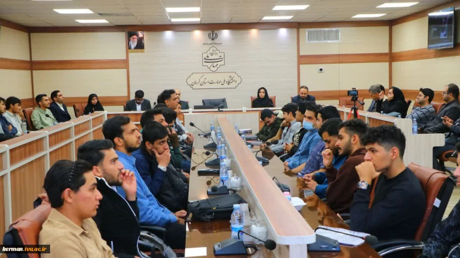 مدیر کل اداره ارتباطات و فناوری اطلاعات استان کرمان در جمع دانشجویان واحد استانی کرمان مطرح نمود:
 دانشجویان دانشگاه ملی مهارت، معماران فردای دیجیتال هستند و آینده در دستان شماست 3