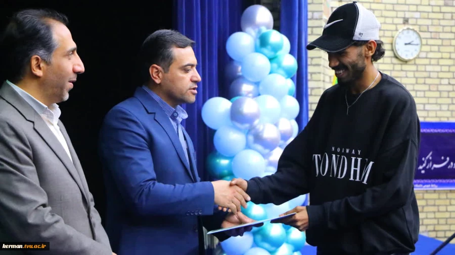 رئیس دانشگاه ملی مهارت واحد استانی کرمان در آئین بزرگداشت روز دانشجو عنوان کرد :
 دانشجویان آینده سازان و نقش آفرینان فردای کشورند / درخشش دانشکده شهید چمران کرمان در بین ۱۸۳ مرکز ملی مهارت 2