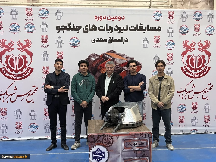 ساخت  ربات جنگجوی ۶۰ کیلوگرمی توسط اعضای انجمن علمی برق و کامپیوتر  آموزشکده شهربابک
