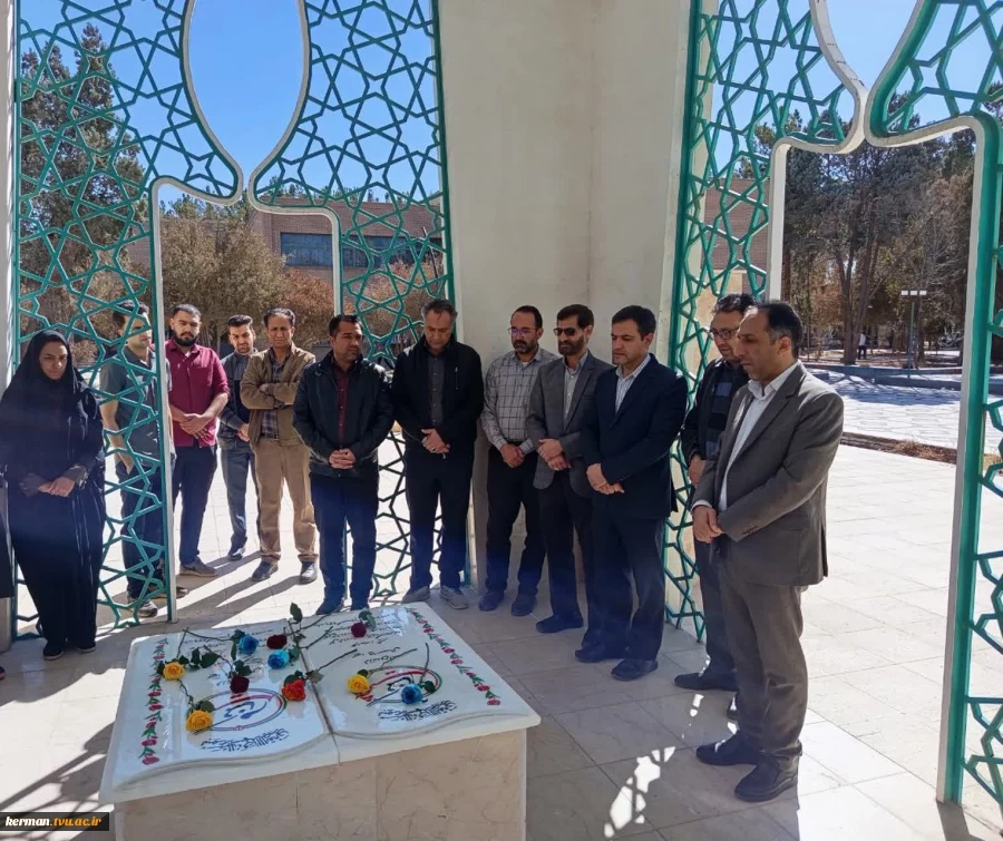 در دومین روز از ایام الله دهه مبارک فجر برگزار شد:
تجدید میثاق دانشگاهیان دانشگاه ملی مهارت واحد استانی کرمان با شهدا 2