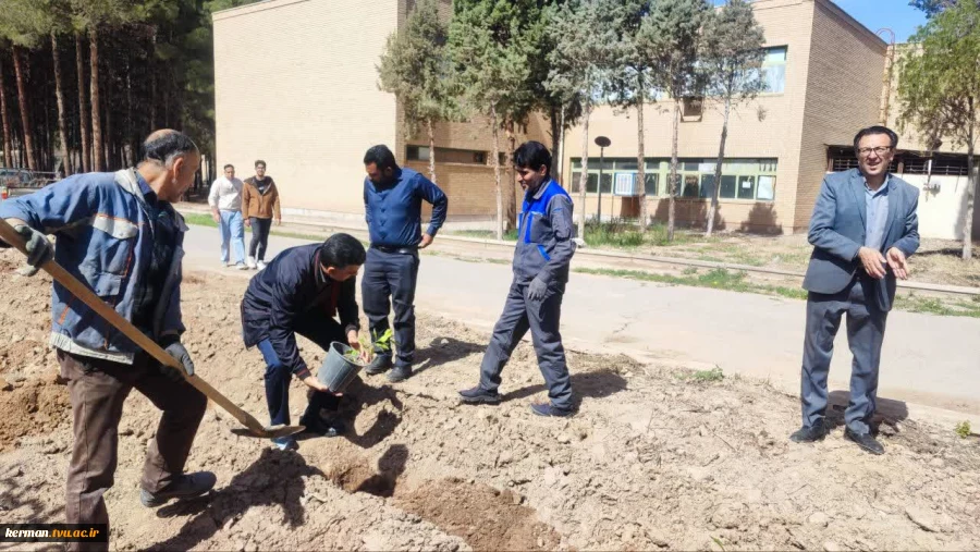 به یاد رهبر شهید انقلاب:
 غرس نهال توسط دانشگاهیان دانشگاه ملی مهارت واحد استان کرمان 2