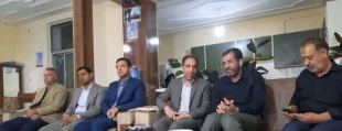 با حضور درمنزل شهید اقتدار:
دیدار رئیس واحد استانی کرمان و  جمعی از مسئولان دانشگاه با خانواده شهید محمد مهدی حسینخانی 2