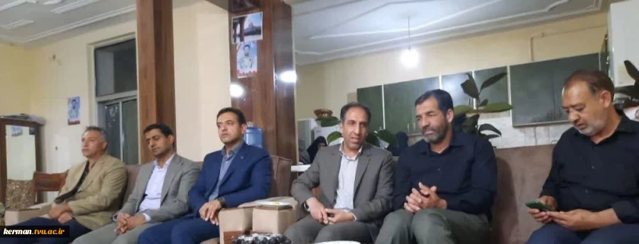 با حضور درمنزل شهید اقتدار:
دیدار رئیس واحد استانی کرمان و  جمعی از مسئولان دانشگاه با خانواده شهید محمد مهدی حسینخانی 2