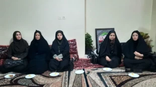 با حضور درمنزل شهید اقتدار:
دیدار رئیس واحد استانی کرمان و  جمعی از مسئولان دانشگاه با خانواده شهید محمد مهدی حسینخانی 2