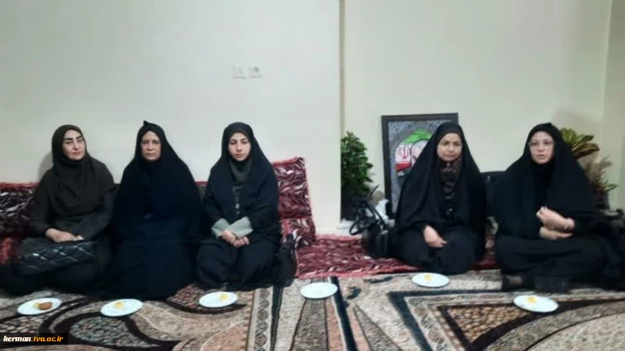 با حضور درمنزل شهید اقتدار:
دیدار رئیس واحد استانی کرمان و  جمعی از مسئولان دانشگاه با خانواده شهید محمد مهدی حسینخانی 2