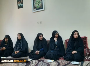 با حضور درمنزل شهید اقتدار:
دیدار رئیس واحد استانی کرمان و  جمعی از مسئولان دانشگاه با خانواده شهید محمد مهدی حسینخانی 2