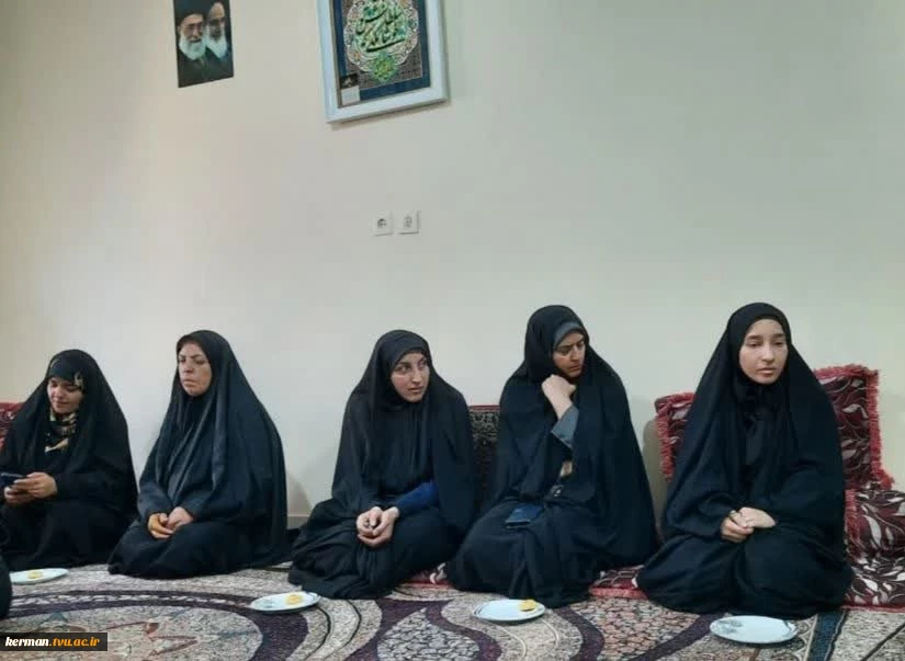 با حضور درمنزل شهید اقتدار:
دیدار رئیس واحد استانی کرمان و  جمعی از مسئولان دانشگاه با خانواده شهید محمد مهدی حسینخانی 2