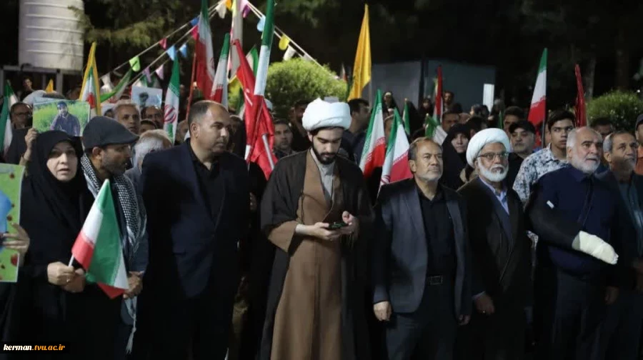در پنجاه و هشتمین شب از  شب‌های حماسی:
حضور دانشگاهیان واحد استانی کرمان در اجتماع پرشور دانشگاهیان دیار کریمان به منظور گرامیداشت دهه کرامت و تجدید میثاق با ولایت 2