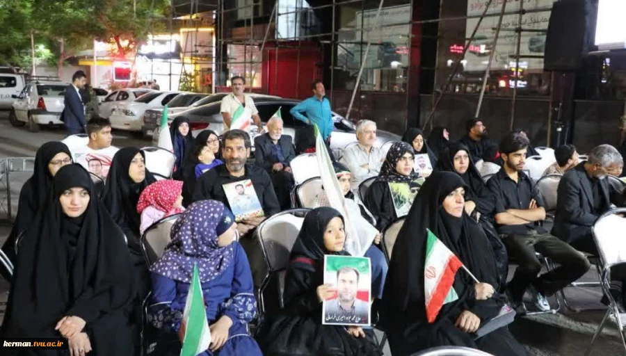 در پنجاه و هشتمین شب از  شب‌های حماسی:
حضور دانشگاهیان واحد استانی کرمان در اجتماع پرشور دانشگاهیان دیار کریمان به منظور گرامیداشت دهه کرامت و تجدید میثاق با ولایت 2