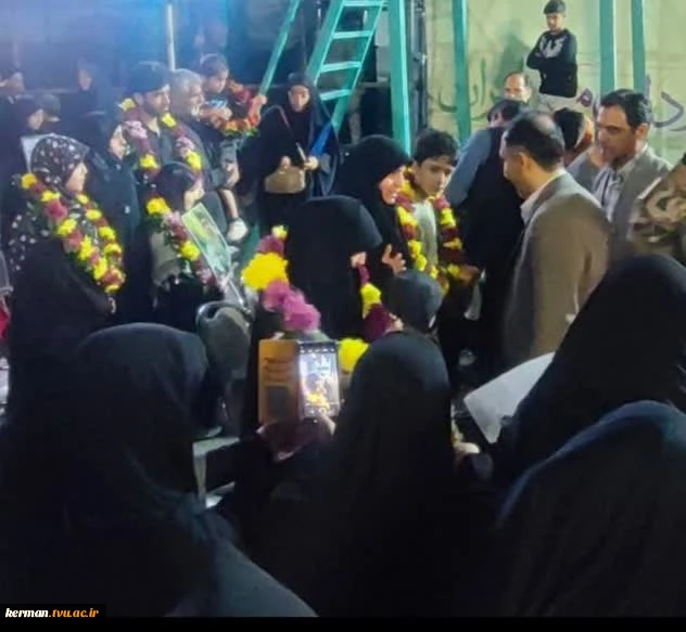در پنجاه و هشتمین شب از  شب‌های حماسی:
حضور دانشگاهیان واحد استانی کرمان در اجتماع پرشور دانشگاهیان دیار کریمان به منظور گرامیداشت دهه کرامت و تجدید میثاق با ولایت 2