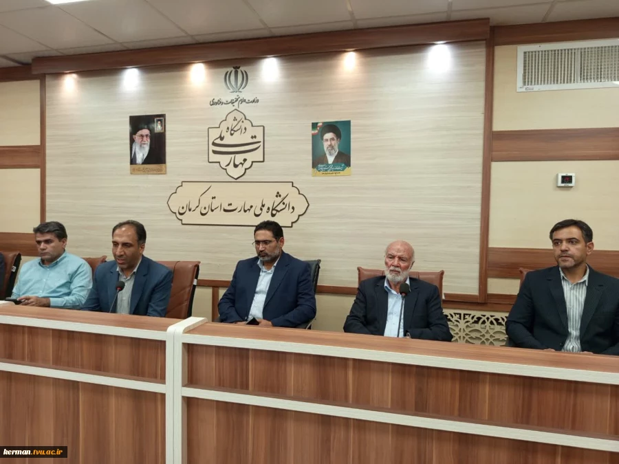 معاون فرهنگی و دانشجویی دانشگاه ملی مهارت :
رفتار و اخلاق اساتید تأثیر مستقیمی بر شکل‌گیری شخصیت نسل جوان دارد و جایگاه مقام معلم و استاد  در ساختن آینده‌ روشن کشور با اهمیت است 2