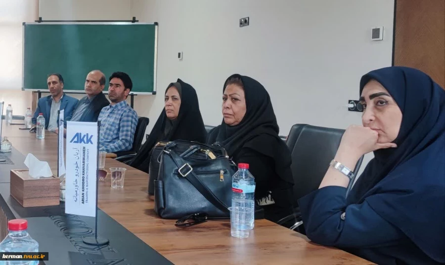 به منظور آشنایی با ظرفیت‌های صنعتی کشور و توسعه همکاری‌های آموزشی و مهارتی، رئیس واحد استانی کرمان و جمعی از مسئولان دانشگاه از شرکت آریان خودرو خاورمیانه بازدید بعمل آوردند. 4