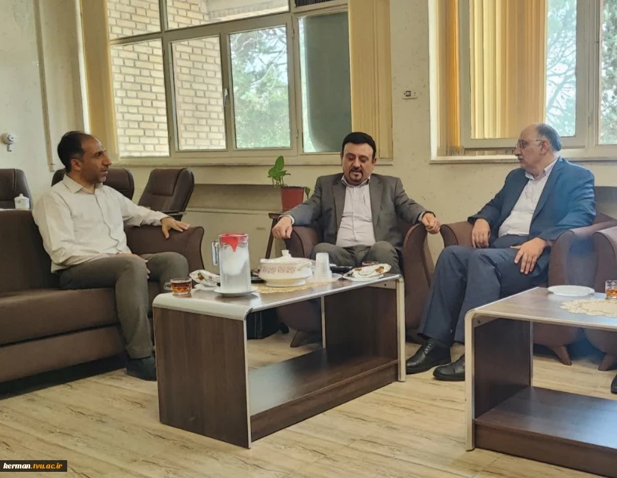 در راستای استفاده بهینه از ظرفیت‌های استان کرمان برای توسعه اشتغال مهارت‌محور و گسترش آموزش‌های مهارتی صورت پذیرفت:
نشست مشترک رئیس واحد استانی کرمان با مدیرکل آموزش فنی و حرفه‌ای استان و مسئول توسعه مهارت دفتر سرمایه‌گذاری و اشتغال استانداری کرمان 2