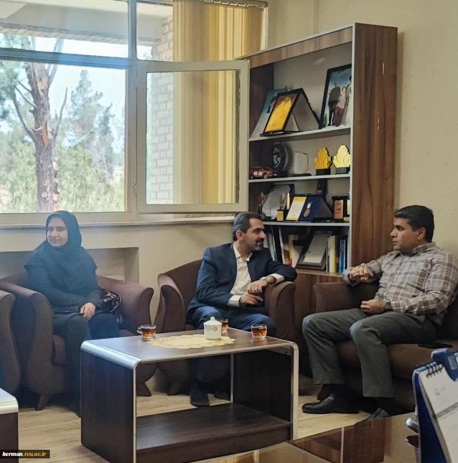 در راستای استفاده بهینه از ظرفیت‌های استان کرمان برای توسعه اشتغال مهارت‌محور و گسترش آموزش‌های مهارتی صورت پذیرفت:
نشست مشترک رئیس واحد استانی کرمان با مدیرکل آموزش فنی و حرفه‌ای استان و مسئول توسعه مهارت دفتر سرمایه‌گذاری و اشتغال استانداری کرمان 2