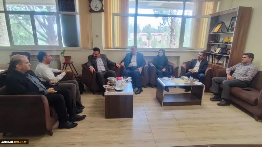 در راستای استفاده بهینه از ظرفیت‌های استان کرمان برای توسعه اشتغال مهارت‌محور و گسترش آموزش‌های مهارتی صورت پذیرفت:
نشست مشترک رئیس واحد استانی کرمان با مدیرکل آموزش فنی و حرفه‌ای استان و مسئول توسعه مهارت دفتر سرمایه‌گذاری و اشتغال استانداری کرمان 2