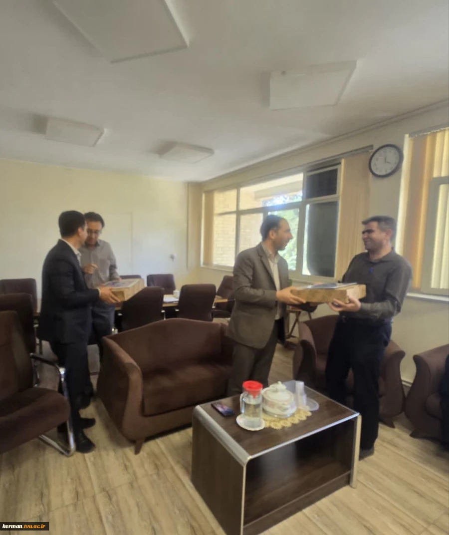 تقدیر از برگزیدگان مسابقه وصیت‌ نامه امام خمینی(ره) ویژه کارکنان دانشکده شهید چمران کرمان 7